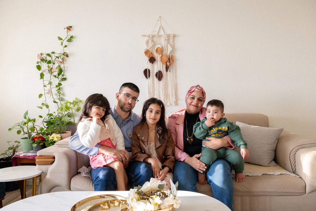 Assem Abu Shakra in „Erstbezug Platte – Geschichten vom Ankommen in Leipzig-Grünau“, 2026 (Foto: Jasmin Zwick © edition.zb)