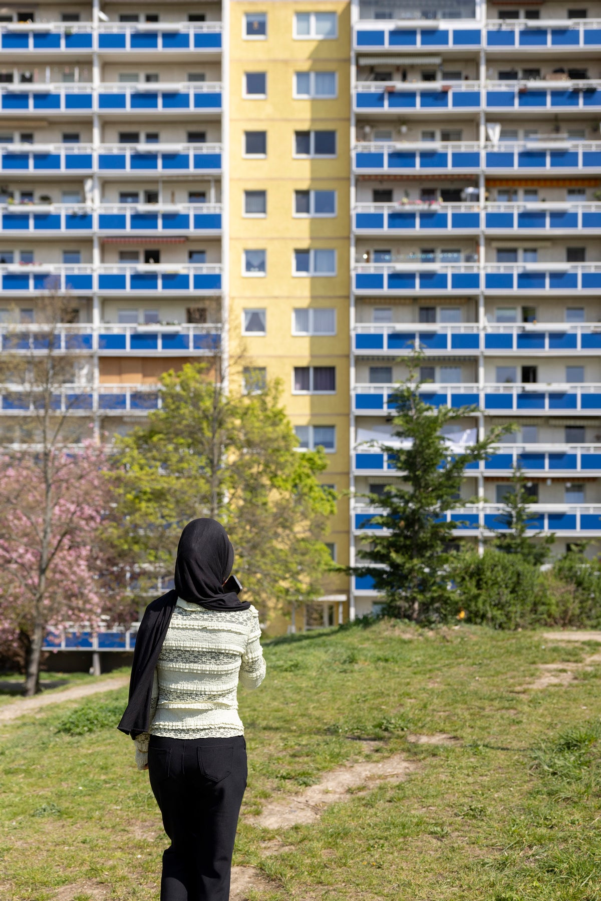 Sana Taheri in „Erstbezug Platte – Geschichten vom Ankommen in Leipzig-Grünau“, 2026 (Foto: Jasmin Zwick © edition.zb)