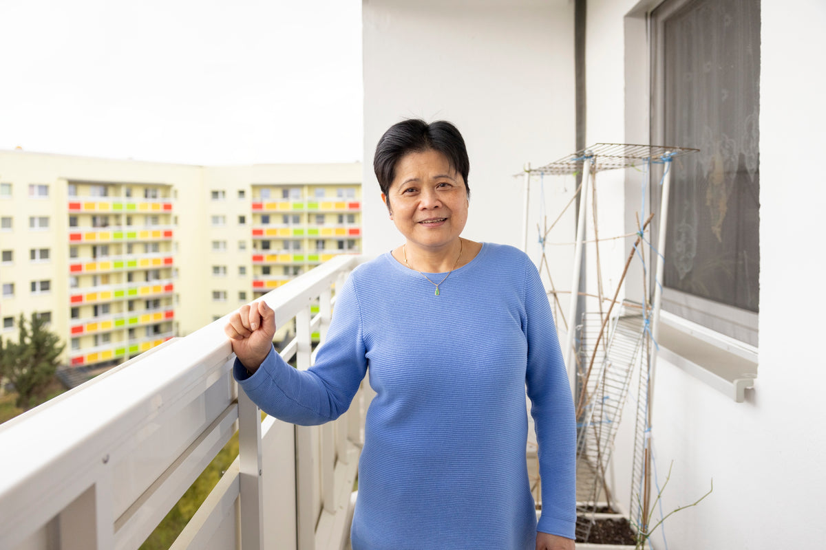 Thi Thu Ha Huynh in „Erstbezug Platte – Geschichten vom Ankommen in Leipzig-Grünau“, 2026 (Foto: Jasmin Zwick © edition.zb)